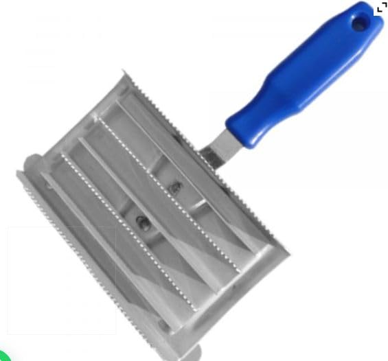 Metal Horse Grooming Curry Comb with Plue Plastic Handle Perfect for Cleaning Hair from Brushed of Removing Winter Coat