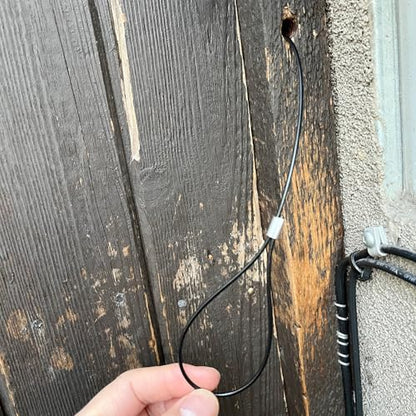 Door Latch - Self-Locking Gate Latch for Outdoor Fence, Black Steel Automatic Gravity Lever Lock with Fasteners, Gate Latch for Wooden Fence, Versatile Gate Latches with Spring &Cable Pull String